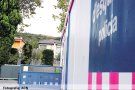 Entra a la comissaria dels Mossos rebentant la porta