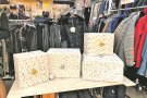 Alumnes del PTT decoren un comerç
