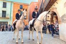 Genets i cavalls envairan els carrers de Peralada