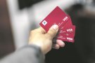 Ha començat la distribució de 3.062 targetes moneder