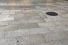 Rajoles en mal estat al carrer Girona