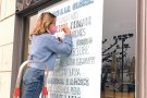 Els alumnes retolen poemes pel ‘Març de paraules’
