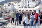 El bon temps anima a fer passejades a prop del mar