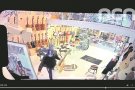 Roba una guitarra i, després, la torna