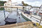 Cremen dues embarcacions al port de Santa Margarida i un home belga queda ferit