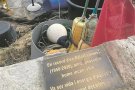 Instal·len una placa en record de Rafael Llinares a la riba de Portlligat
