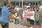Alliberen dos astors davant l’alumnat de Llers i Agullana