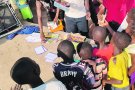 'Amb les teves mans' reparteix material a Gàmbia