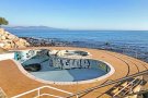El futur de l’antiga piscina Voramar arriba al Senat