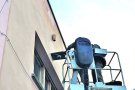 Safates metàl·liques per evitar excrements de falciot al carrer
