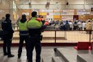Un mosso repara un bus de refugiats