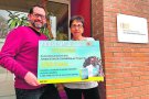 Joan Carles Subirats entrega 1.050 euros a l’Onco­lliga provinents del seu llibre ‘A dos pams del cel’