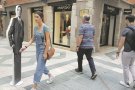Les franquícies de la zona comercial fan l’agost amb els turistes estrangers