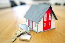 Cau la compravenda d’habitatges per estrangers