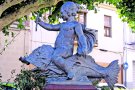 Tribut als ferroviaris on hi havia l’escultura ‘Infant sobre peix’