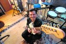 «Quan jugo amb la música és quan em surten les millors cançons»