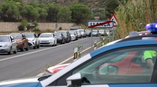 Unes 200 persones tallen l'N-260 en un punt negre de Llançà