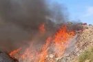 Els bombers continuen treballant en l'incendi ja controlat de Pedret i Marzà