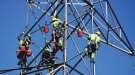 Desmantellen una línia elèctrica que creuava quatre pobles de l’Alt Empordà