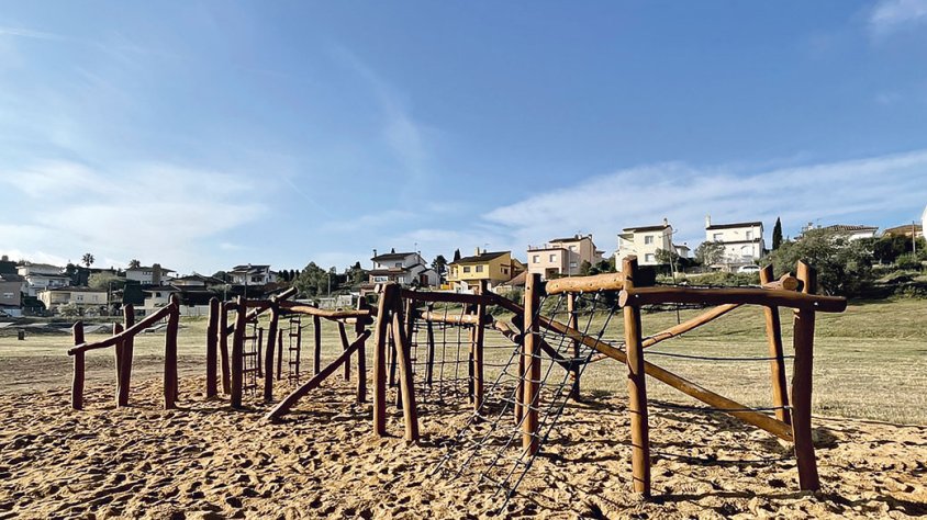 La zona de jocs infantils del Camp dels Pilans, a punt