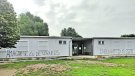 El malestar de la comunitat educativa d’Avinyonet acaba amb pintades a l’escola