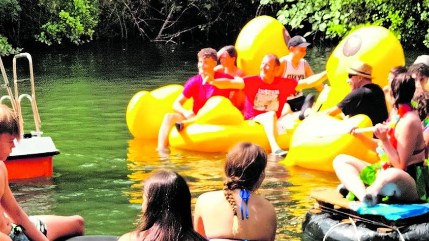 Els 'ànecs' baixen la Muga a Pont de Molins