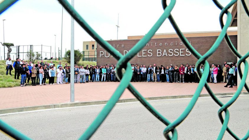 Denúncies, minut de silenci i pintades