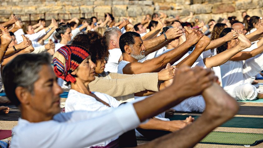 El festival Emporiom Yoga omple el jaciment d’Empúries de benestar