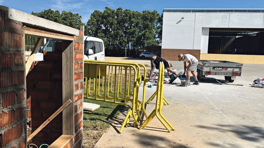 L’exterior de la sala polivalent de Castelló d'Empúries s’està millorant
