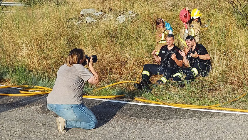 Sessió fotogràfica dels ‘Bombers amb causa’ a Portbou