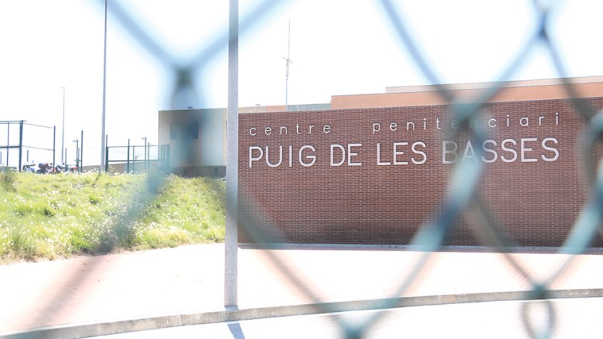 Un pres provoca un incendi i fereix vuit funcionaris 