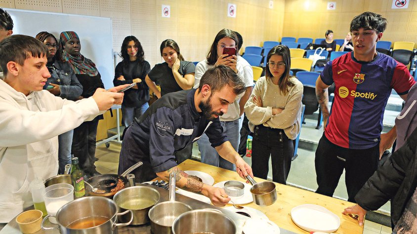 Demostració amb carn de caça a l’Escola d’Hostaleria