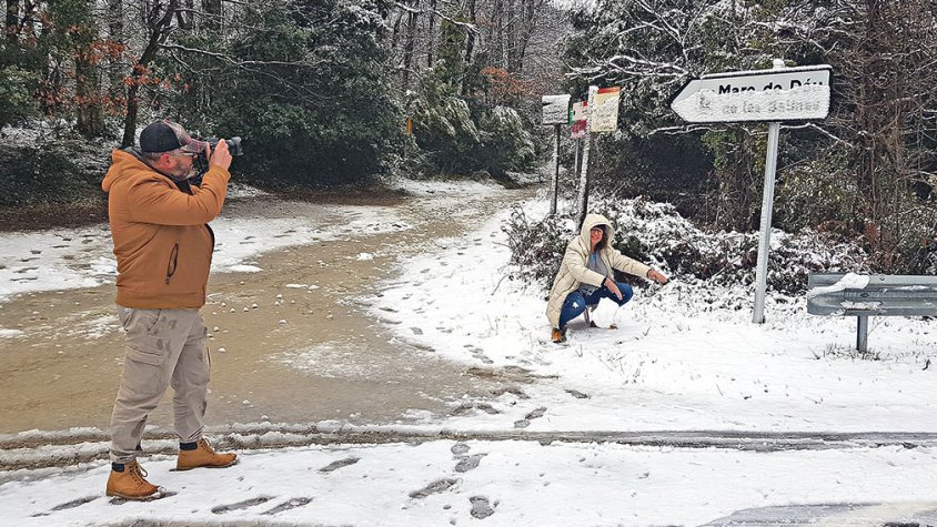 Desenes de persones pugen als pics més alts per tocar la neu