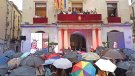 La Santa Creu més oficial comença amb paraigües, però amb la il·lusió de sempre