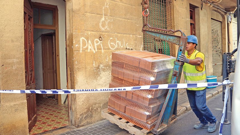 Desallotgen catorze ocupes d’un edifici del carrer Sant Vicenç i hi detenen sis persones