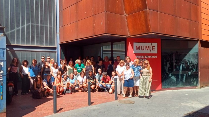 Els assitents al viatge educatiu davant el MUME