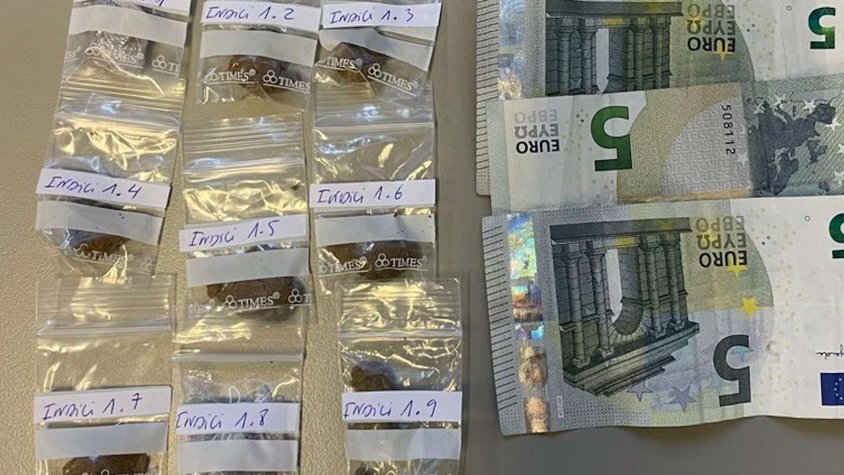 La policia deté una dona que venia droga mentre passejava el seu nadó amb un cotxet