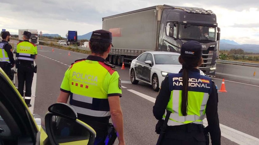 Un macrocontrol policial a l'AP-7 a Borrassà acaba amb 65 conductors de furgotenes denunciats per excés de velocitat