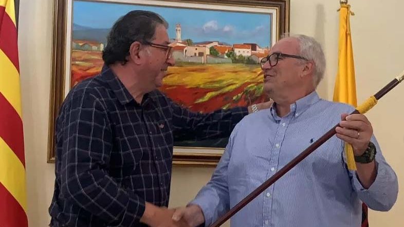 Josep Cristina, a l'esquerra, cedint la vara d'alcalde a Alfons Vilanova