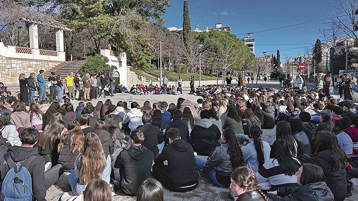L’alumnat de l’Alt Empordà recorda les víctimes dels bombardejos