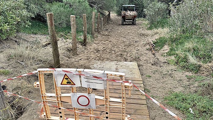 Reparen la tanca i la passera del passeig d’Empúries