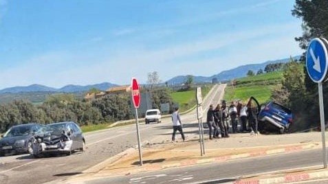 Dos ferits, un dels quals crític, en un accident entre un cotxe i un camió