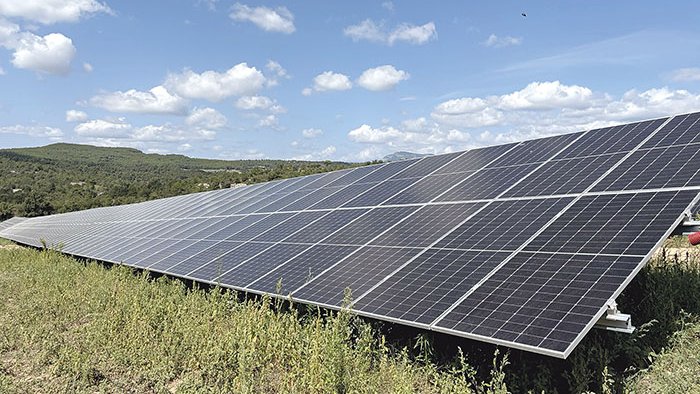 Proposen instal·lar plaques al pantà o al voral de l’AP-7