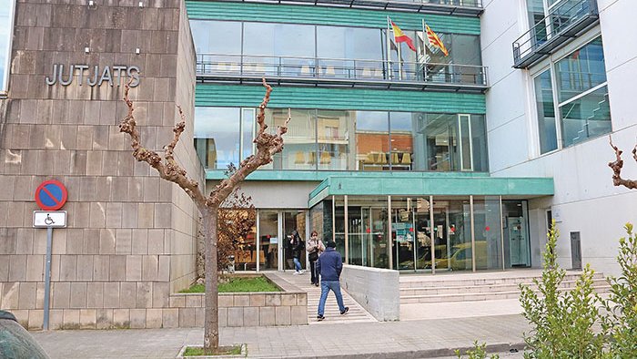 Dos mesos a la presó per portar paracetamol i cafeïna