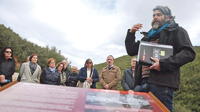 Un nou plafó a Can Tretze fa memòria