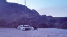 Atenen un veler varat a la cala Culip amb dues persones a bord