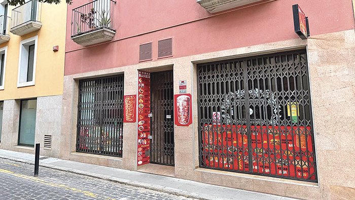 Precinten un comerç polèmic del carrer de la Jonquera