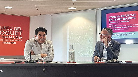 El candidat del PSC, Javi Martín, i l’exalcalde Santi Vila dialoguen sobre visions de ciutat