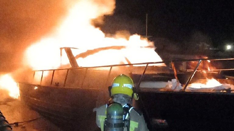 Crema totalment una embarcació a Empuriabrava