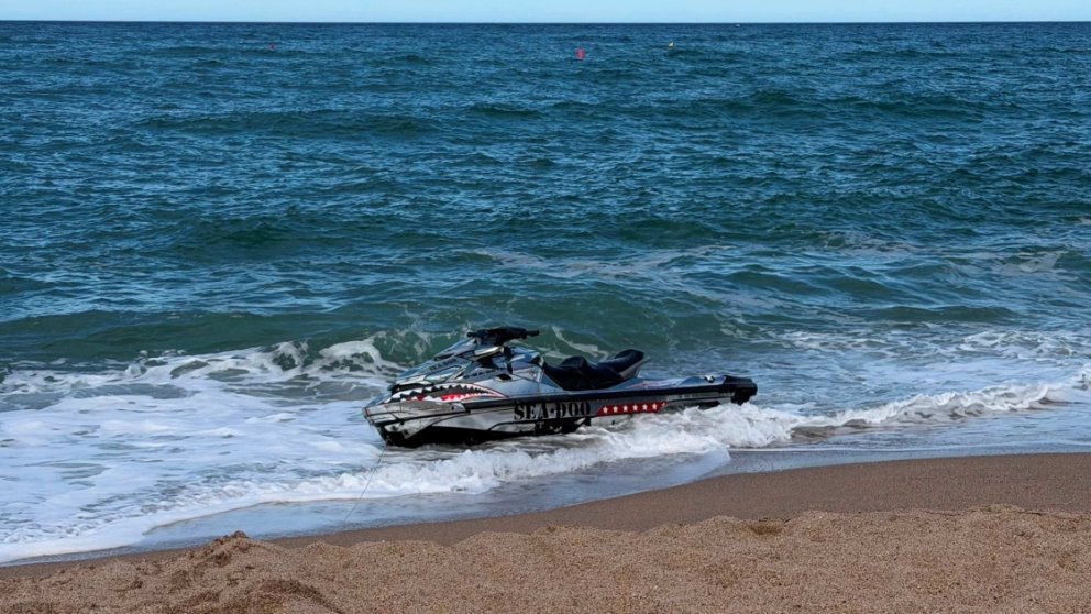 Busquen per mar, terra i aire un rosinc de 16 anys que es va perdre ahir amb una moto d'aigua
